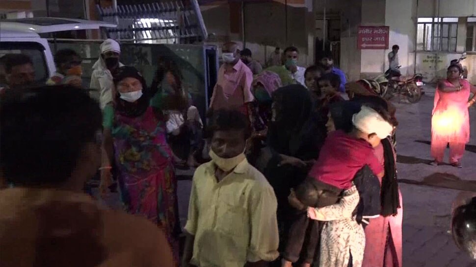 UP: Agra में मकान की छत गिरने से मलबे में 9 दबे, 3 बच्चों की मौत