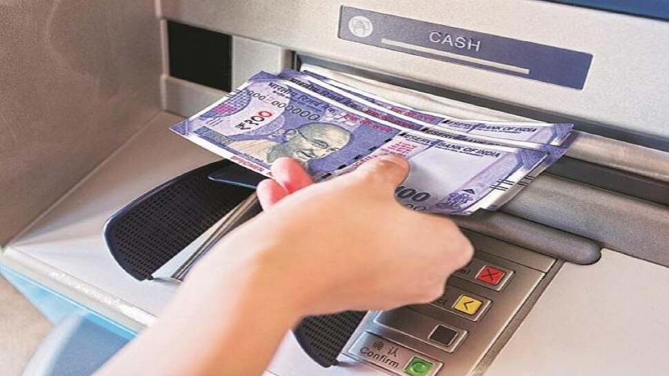 COVID-19 से लोगों में बदल गया पैसों के इस्तेमाल का बर्ताव! ATM से जमकर निकाला कैश, लेकिन पेमेंट किया ऑनलाइन