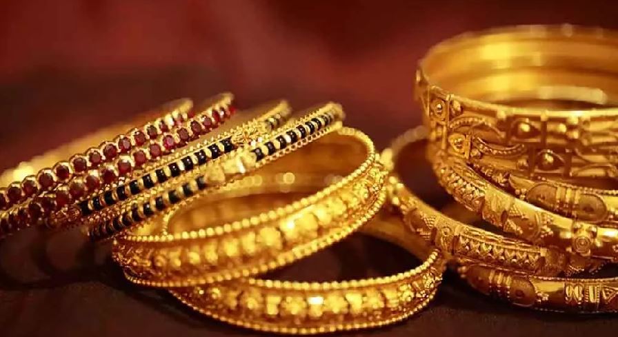 Gold Price: सर्राफा बाजार में धड़ाम हुआ सोना, रिकॉर्ड कीमत से 7,500 रुपये हुआ सस्ता
