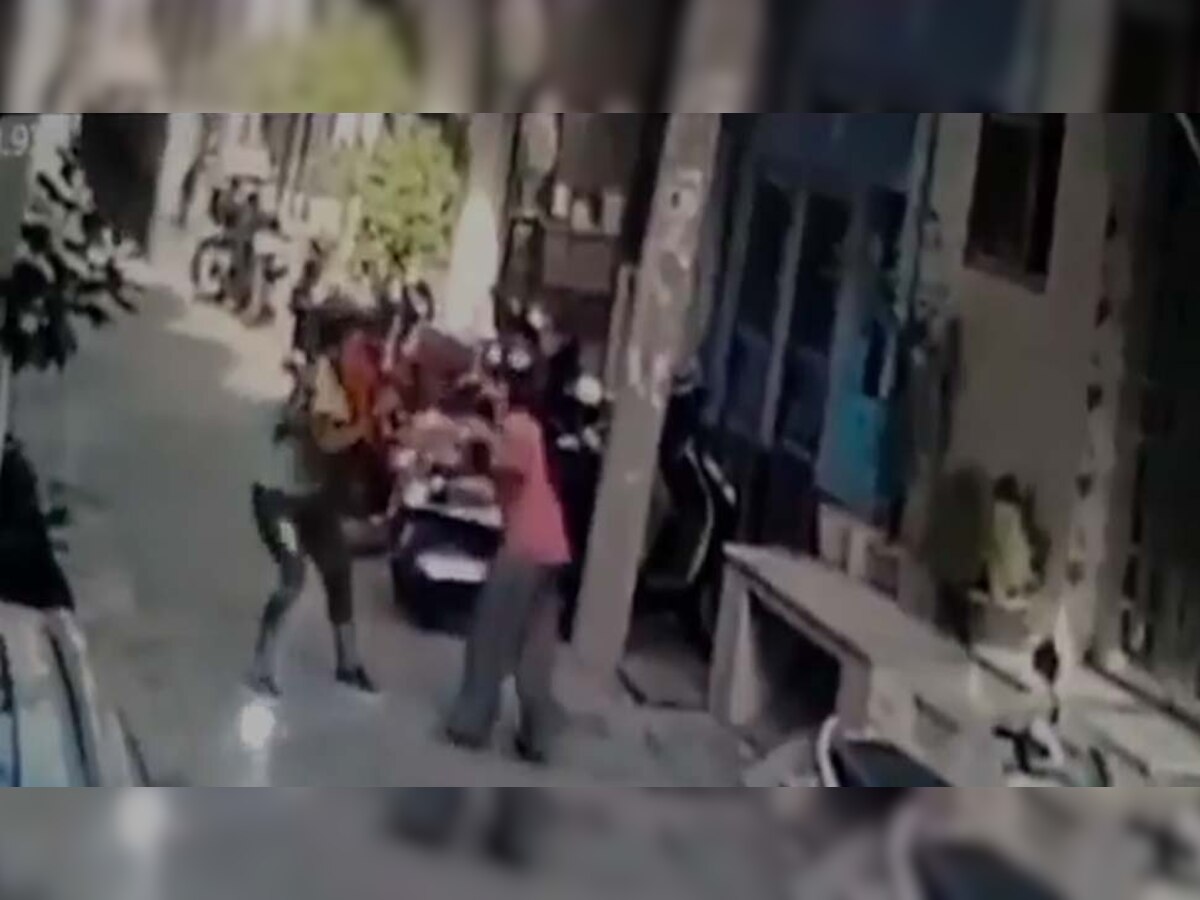 मोबाइल लूटने का सनसनीखेज वीडियो, महिला स्नैचर ने बुरी तरह मारपीट कर लूटा फोन