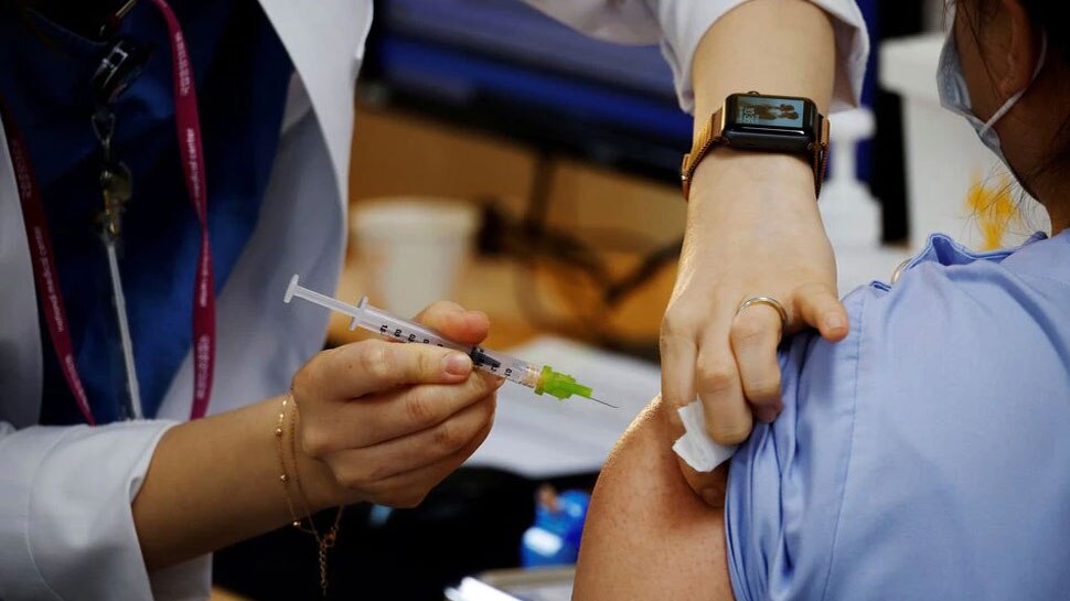 US Vaccination: कोरोना से जंग में जानलेवा लापरवाही, सैकड़ों लोगों को लगा दी एक्सपायर वैक्सीन