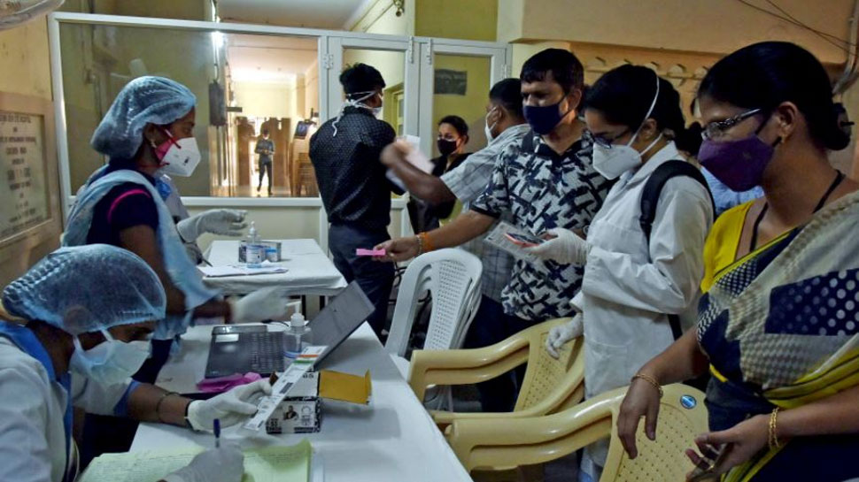 Mumbai में Corona Vaccination Scam का आरोप, कई दिन बाद हुआ ठगी का खुलासा