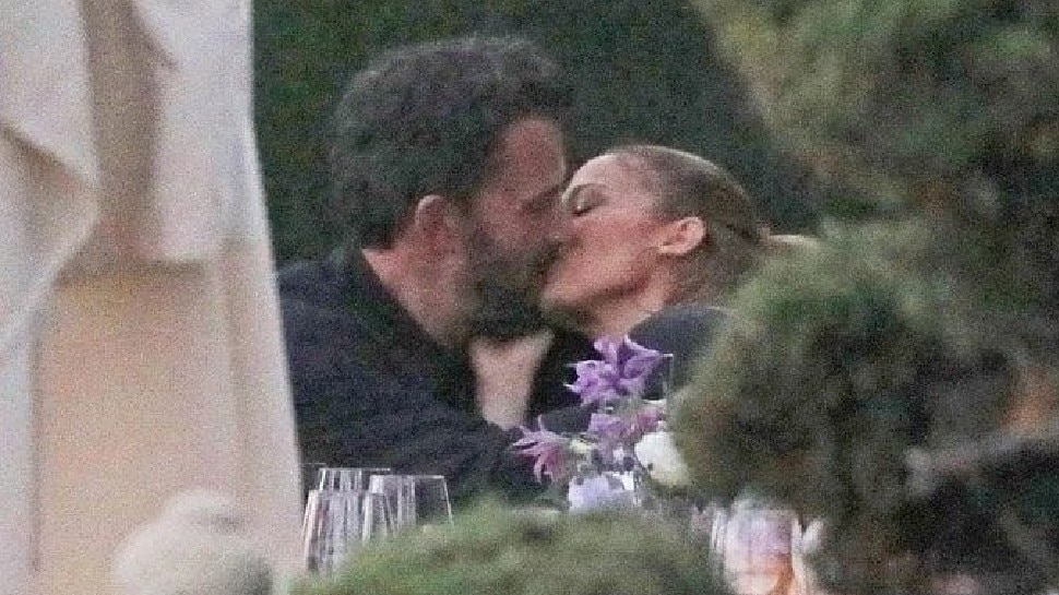 Jennifer Lopez ने Ben Affleck को किया Kiss, Viral Photo ने लगाई रिश्ते पर मुहर