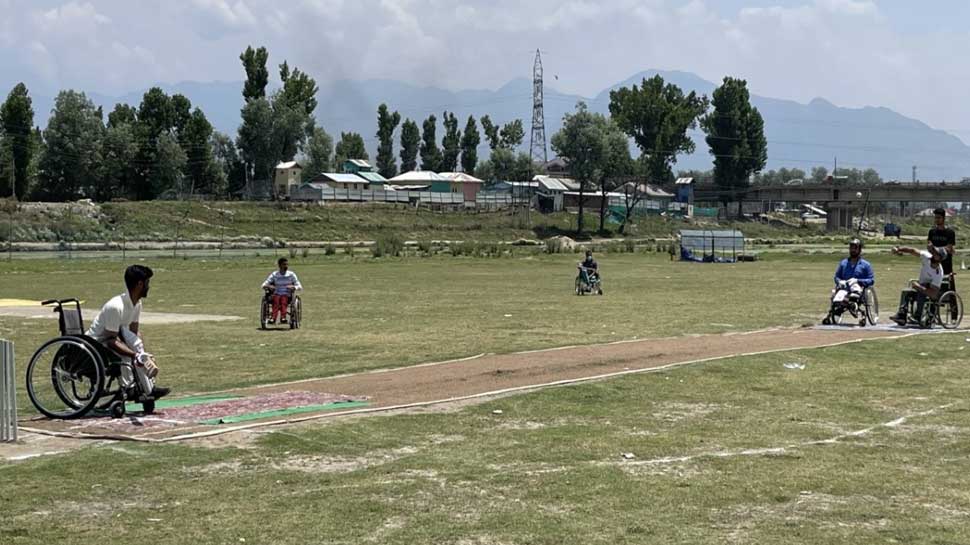 Kashmir में दिखी Cricket की दीवानगी, Wheelchair पर खेला जा रहा टूर्नामेंट