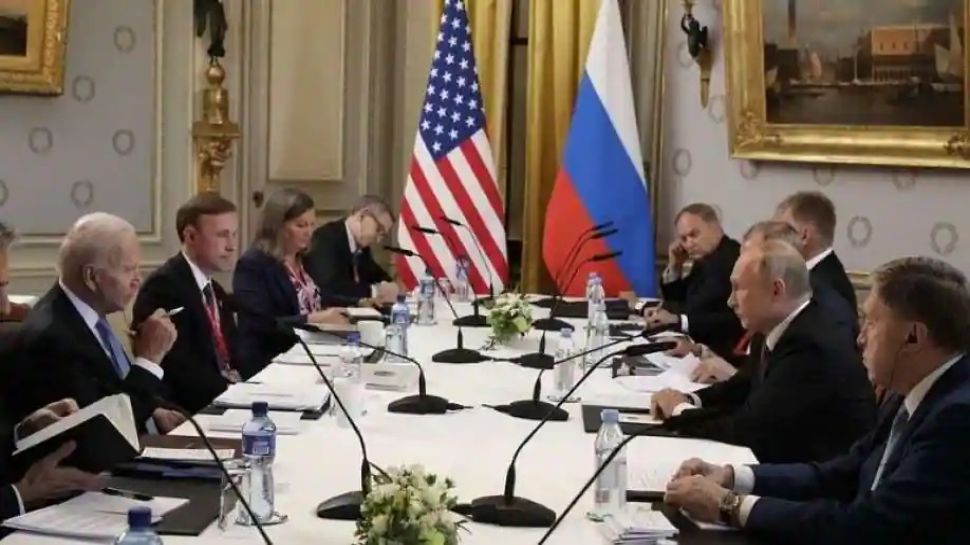 बाइडन-पुतिन के बीच शिखर सम्मेलन के पहले दौर की बातचीत खत्म, आपस में भिड़े रूसी-अमेरिकी के पत्रकार