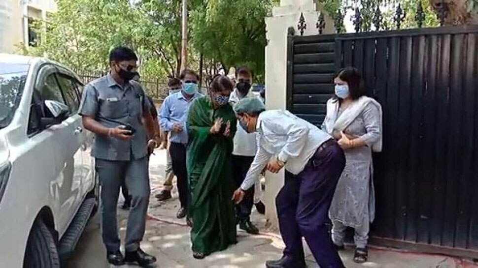 UP: सरकारी ऑफिसर ने अपने से कम उम्र की राज्यमंत्री Swati Singh के छुए पैर, मिली ये हिदायत
