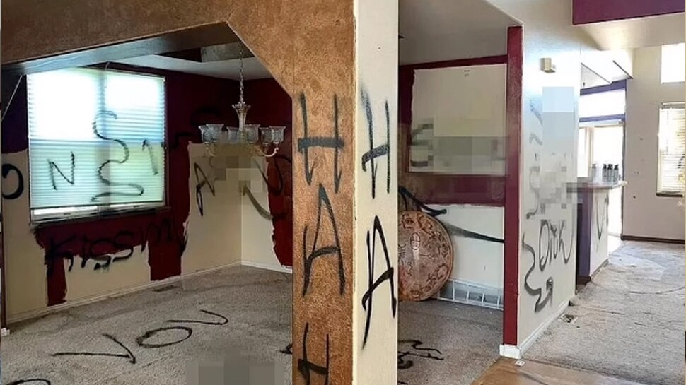 दीवारों पर अपशब्दों से भरे संदेश abusive messages on the walls