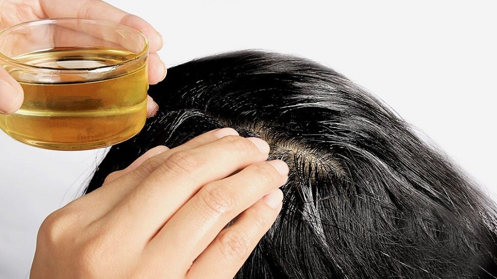 Hair Care Tips: बालों में तेल की मालिश करते हुए इन बातों का रखें खास ख्याल