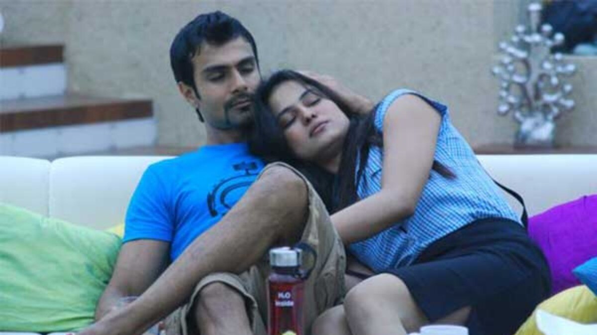 Veena Malik Stated that Ashmit Patel used to wash her undergarments in Bigg  Boss House | पाकिस्तानी एक्ट्रेस के अंडरगार्मेंट्स धोते थे अमीषा पटेल के  भाई, प्यार में पार कर दी थी