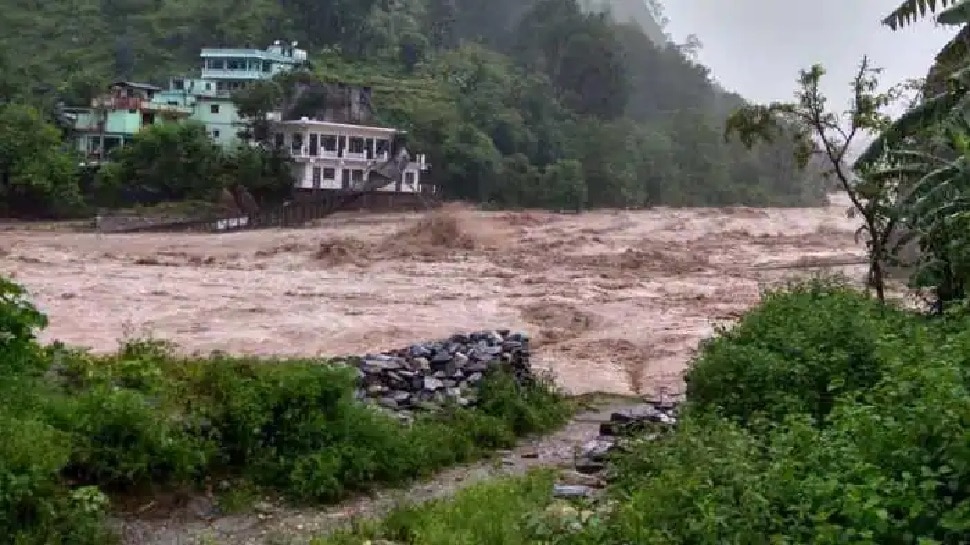 Uttarakhand में लगातार हो रही बारिश से कई नदियां उफान पर, Alahnanda खतरे के निशान से ऊपर