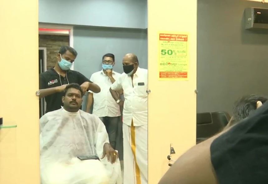 Vaccine के प्रति लोगों को जागरूक करने के लिए इस सैलून मालिक ने जो किया वो आपका दिल जीत लेगा