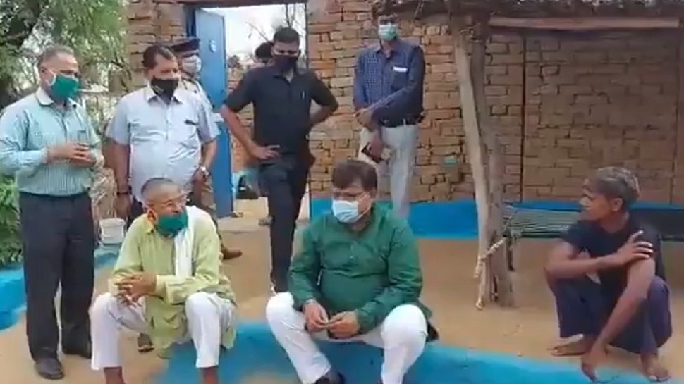 मंत्री जी का अनोखा अंदाजः गांवों के दौरे पर निकले, भूख लगी तो एक ग्रामीण के घर से मांगकर खाया खाना