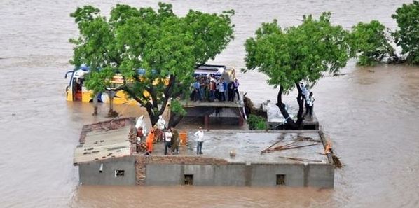 UP के इन 16 जिलों में बाढ़ का अलर्ट, बिहार के भी कई इलाके में डरा रही नदियां