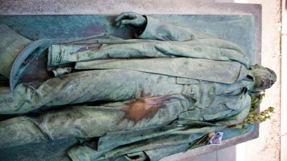 France: आम आदमी की कब्र पर पहुंचते हैं लोग, मूर्ति को माना जाता है प्रेम का प्रतीक