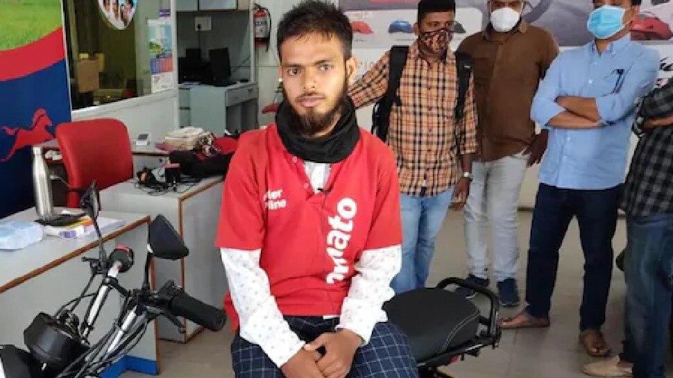 Zomato के डिलिवरी मैन पर ऐसे 'मेहरबान' हुए खाने के शौकीन, दिया शानदार गिफ्ट