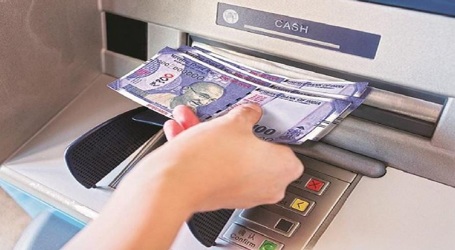 इन बैंकों के ATM से कितनी भी बार निकाल सकते हैं पैसे, न है कोई लिमिट न ही ओवरचार्ज