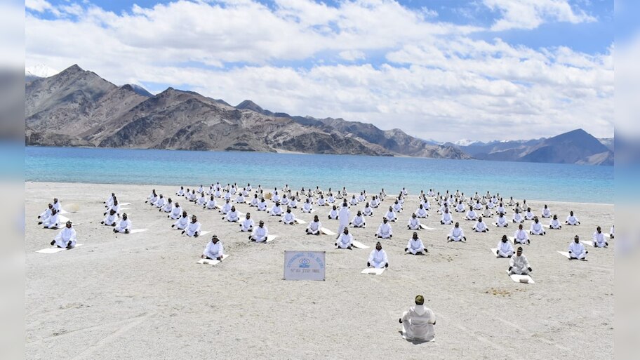 ITBP के जवानों ने लद्दाख की 18,000 फीट बर्फीली ऊंचाई पर किया योग, देखिए PHOTOS