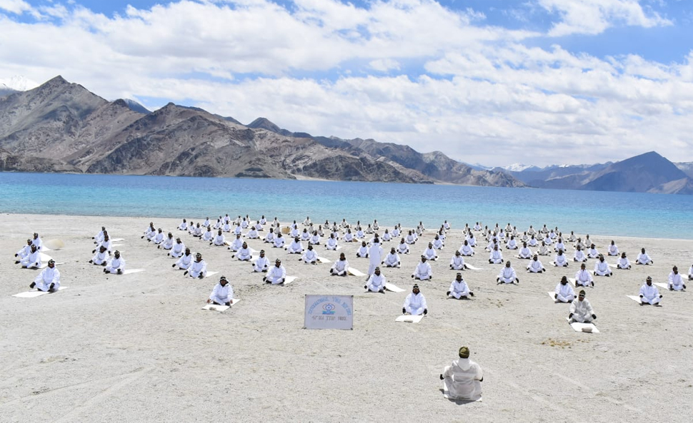 ITBP के जवानों ने लद्दाख की 18,000 फीट बर्फीली ऊंचाई पर किया योग, देखिए PHOTOS ITBP के जवानों ने लद्दाख की 18,000 फीट बर्फीली ऊंचाई पर किया योग, देखिए PHOTOS