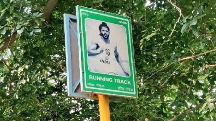 नोएडा अथॉरिटी ने की बड़ी गलती, Milkha Singh की जगह लगाए Actor Farhan Akhtar के फोटो