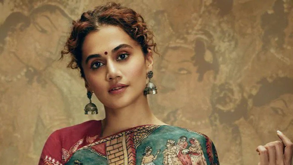 साड़ी-ब्लाउज के साथ स्पोर्ट शूज पहनकर सड़क पर निकलीं Taapsee Pannu, फैंस बोले- हाइब्रिड हो क्या?