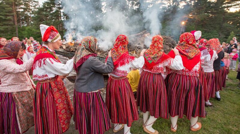 पारंपरिक रीति-रिवाजों में भी महिलाएं women in traditional rituals