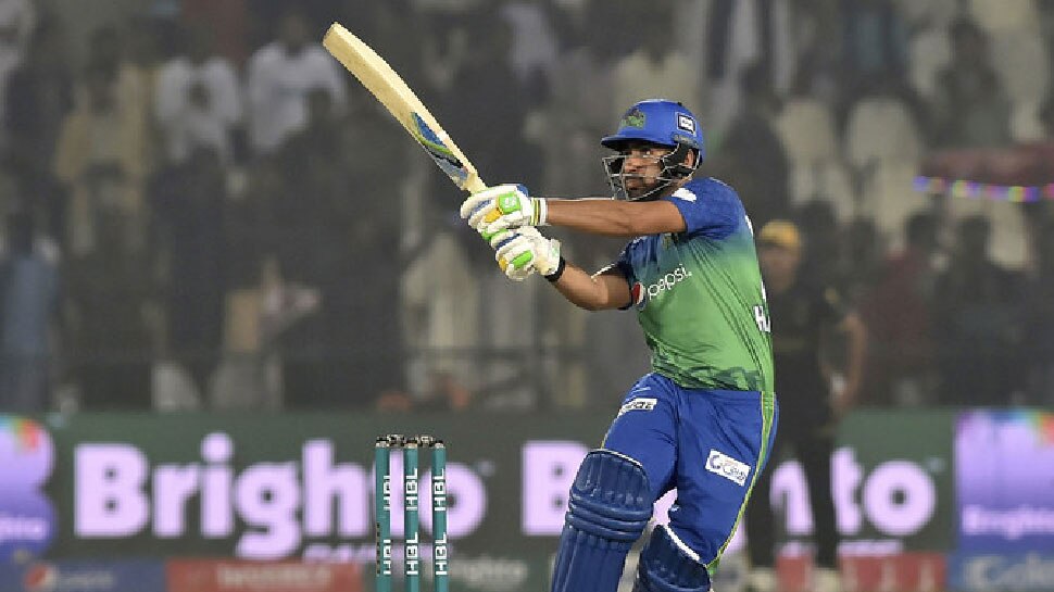 PSL: पाक बल्लेबाज ने एक ही ओवर में लगाए 6,6,6,6! गेंदबाज के उड़ गए होश