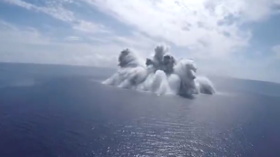 US ने समंदर में दागा 18,000 किलो का बम, कांपी धरती, आया भूकंप; VIDEO वायरल