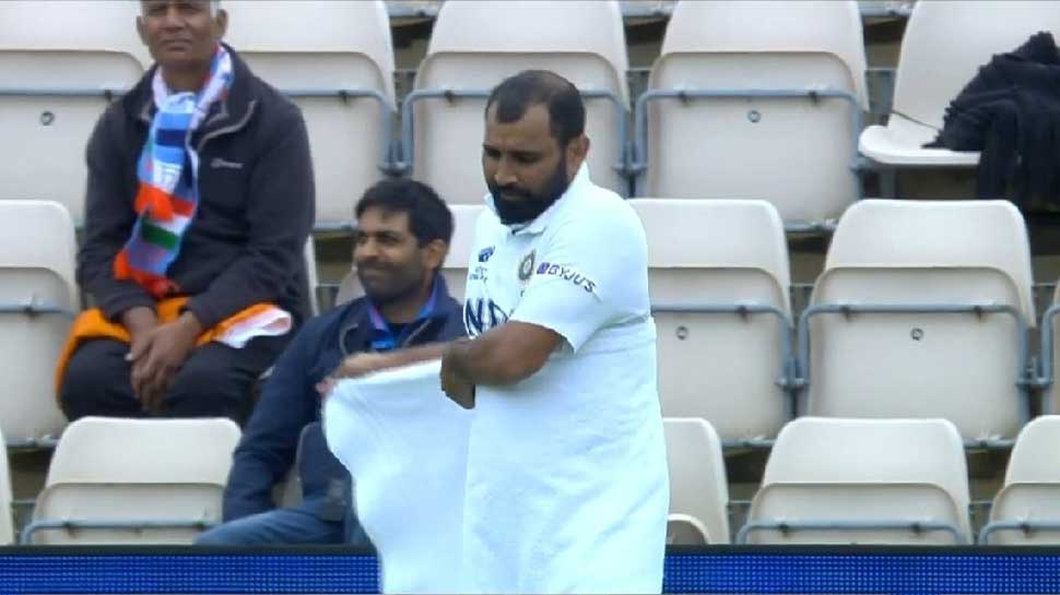 ICC WTC Final: बीच मैदान में ये क्या पहनकर आ गए Mohammed Shami, लोगों की छूट गईं हंसी