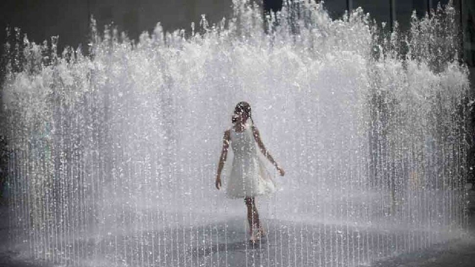 Rome: देखते ही देखते पूरे कपड़े उतार कर सबके सामने Fountain में स्विमिंग करने लगी युवती, बताई अजीब वजह
