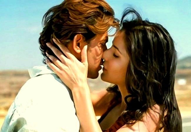 Shahid Kapoor Kareena Kapoor Karisma Kapoor Aamir Khan Hrithik Roshan Katrina Kaif 6 Controversial Kisses Of Bollywood श ह द कर न स ल कर ऋत क कर श म तक ख ब चर च म रह थ ब ल व ड क य Kissing