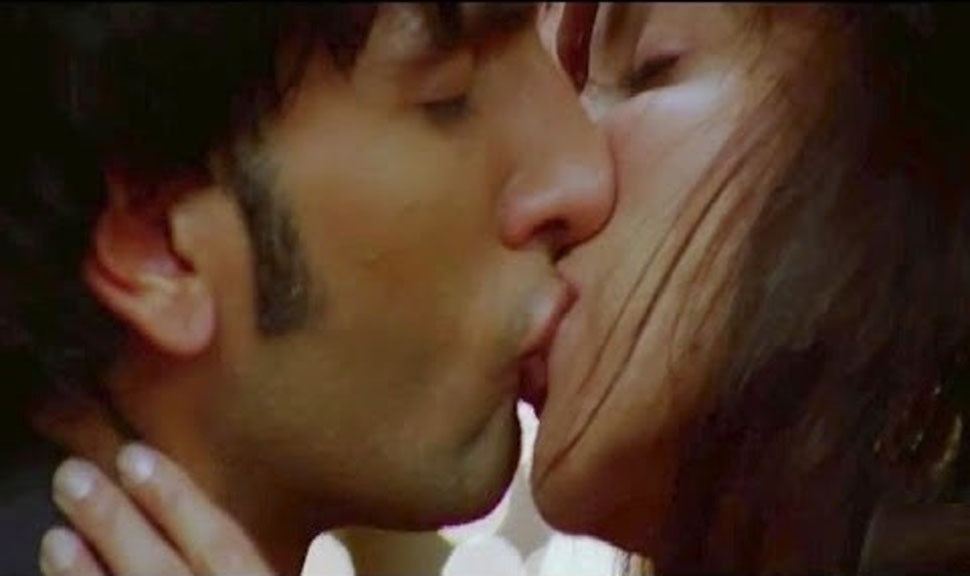 Shahid Kapoor Kareena Kapoor Karisma Kapoor Aamir Khan Hrithik Roshan Katrina Kaif 6 Controversial Kisses Of Bollywood श ह द कर न स ल कर ऋत क कर श म तक ख ब चर च म रह थ ब ल व ड क य Kissing