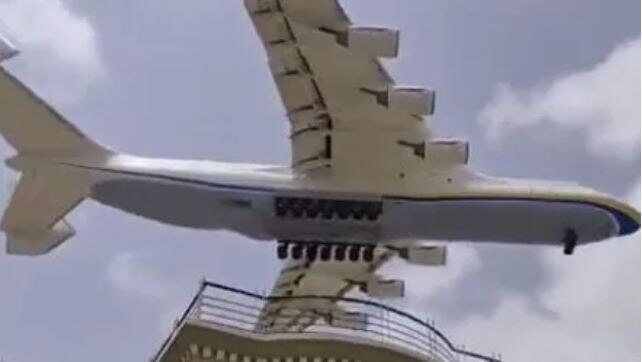 VIDEO: कराची में उतरा दुनिया का सबसे लंबा और भारी विमान, इसे देख कर दहशत में पड़ गए पाकिस्तानी