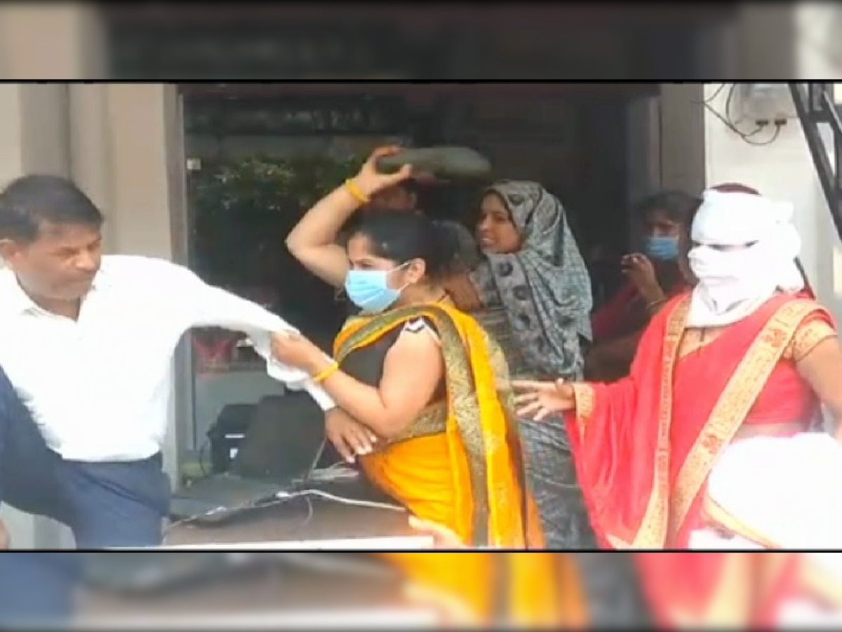 फिरोजाबाद में हाईवोल्टेज ड्रामा: पत्नी ने सरेआम पति और उसके दोस्त को चप्पलों से पीटा