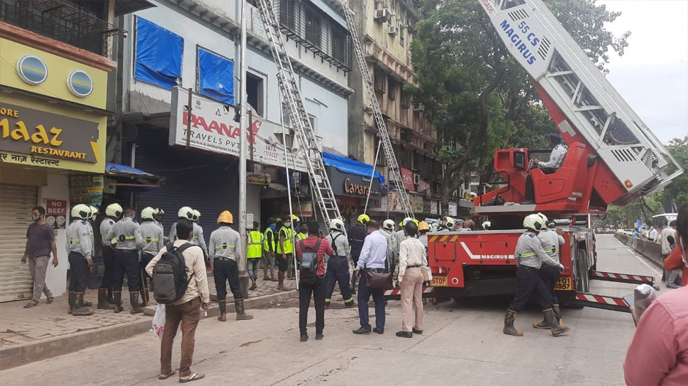 Mumbai: एक बिल्डिंग का हिस्सा अचानक हुआ धराशाई, 40 लोगों को बचाया गया