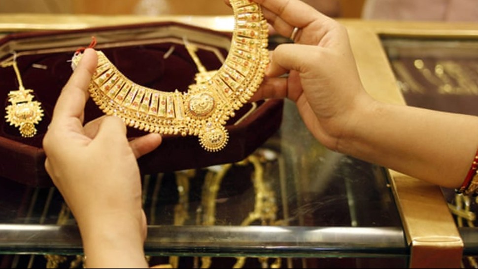 Gold Price Today, 25 June 2021: अब तो खरीद लो सोना! कीमतें 9300 रुपये तक घटीं, चांदी इस हफ्ते 4000 रुपये टूटी