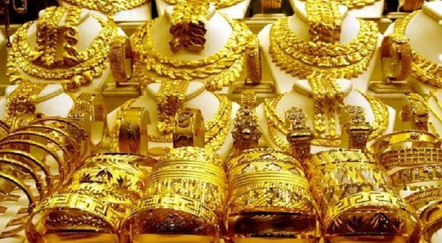 Gold Price: सर्राफा बाजार में लुढ़का सोना, रिकॉर्ड कीमत से 9,000 रुपये गिरे दाम