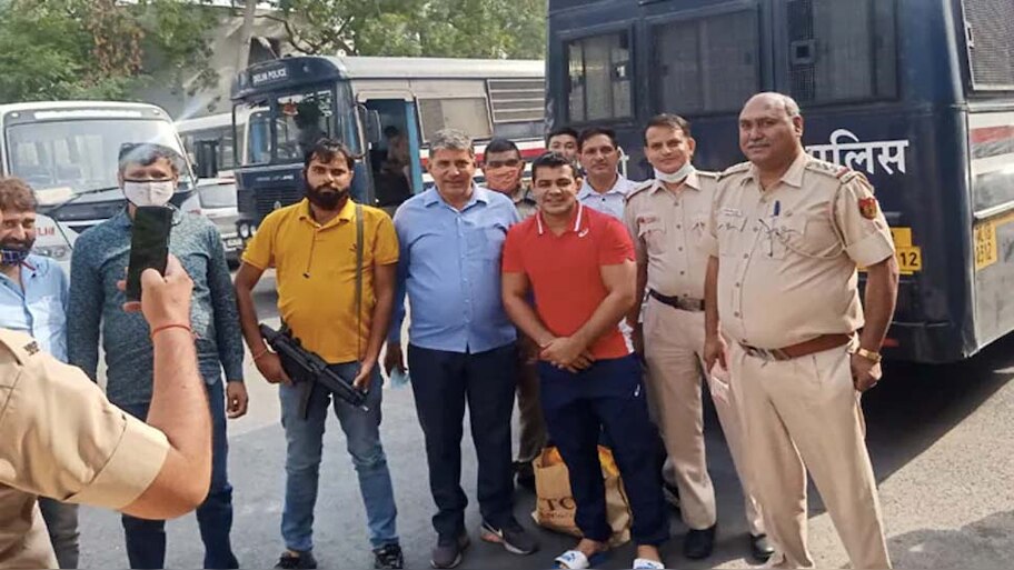 मर्डर केस में मुल्जिम पहलवान सुशील कुमार ने फोटो सेशन में दी स्माइल, लोग पूछ रहे हैं जेल जा रहे हो या ससुराल 