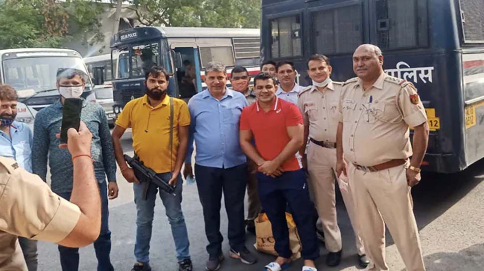 मर्डर केस में मुल्जिम पहलवान सुशील कुमार ने फोटो सेशन में दी स्माइल, लोग पूछ रहे हैं जेल जा रहे हो या ससुराल मर्डर केस में मुल्जिम पहलवान सुशील कुमार ने फोटो सेशन में दी स्माइल, लोग पूछ रहे हैं जेल जा रहे हो या ससुराल