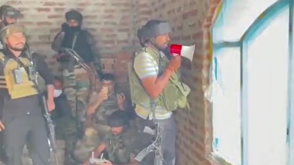 Operation Hanjipora: One terrorist surrendered on Indian Army appeal, watch  video| Operation Hanjipora: लश्कर के Terrorist को सेना के जवान ने दिया  Family का हवाला, तुरंत कर दिया सरेंडर | Hindi News,