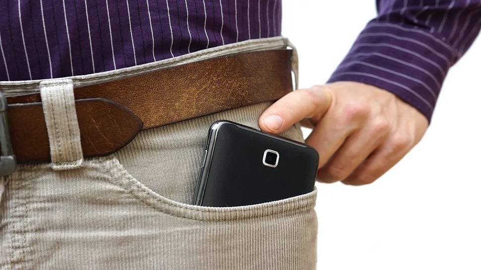 पुरुषों की सेक्शुअल लाइफ तबाह कर सकता है स्मार्टफोन, Expert से जानें कहां-कहां नहीं रखना चाहिए