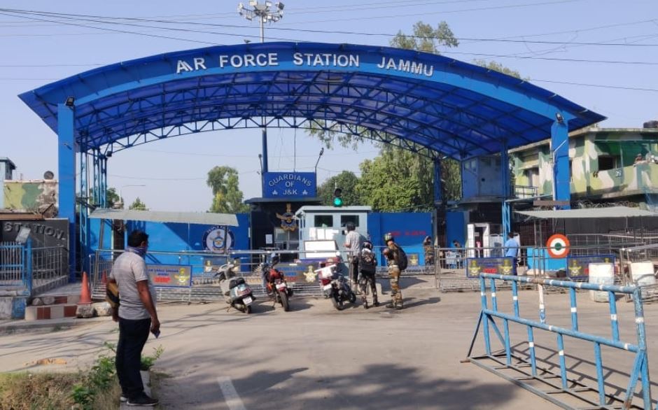 Jammu and Kashmir Explosion heard inside Jammu airport's technical area live update | Jammu Air Force Station पर दो धमाके, वायुसेना ने कहा- साजो-सामा पूरी तरह सुरक्षित - Vimarsana News