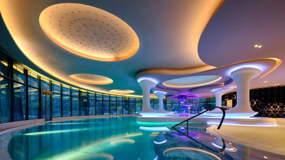 ग्लास वॉटरफॉल है होटल का मुख्य आकर्षण The main attraction of the hotel is Glass Waterfall