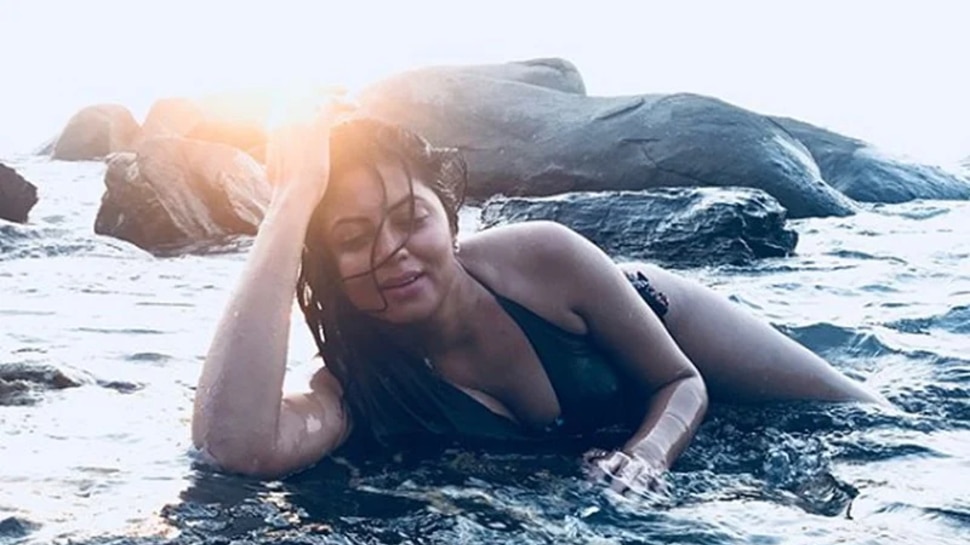 समंदर किनारे रेत पर किया योग, तस्वीरों में दिखा Kavita Kaushik का कातिलाना फिगर