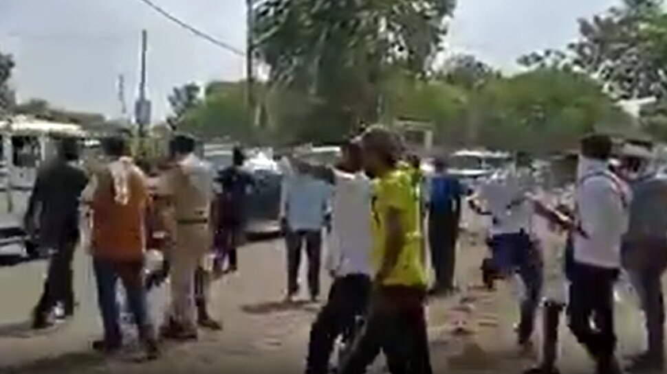 दिग्गी की 'धारा 370' पर बवालः विरोध कर रहा था ABVP, दिग्गी समर्थक ने आकर कार्यकर्ता को मारी लात