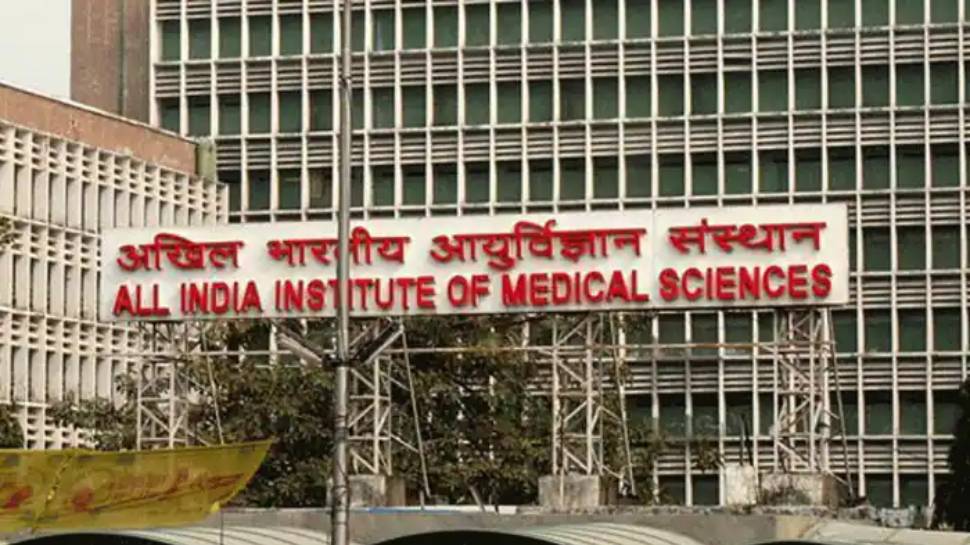 Delhi AIIMS के इमरजेंसी वार्ड के पास लगी आग, मरीजों को निकाला बाहर