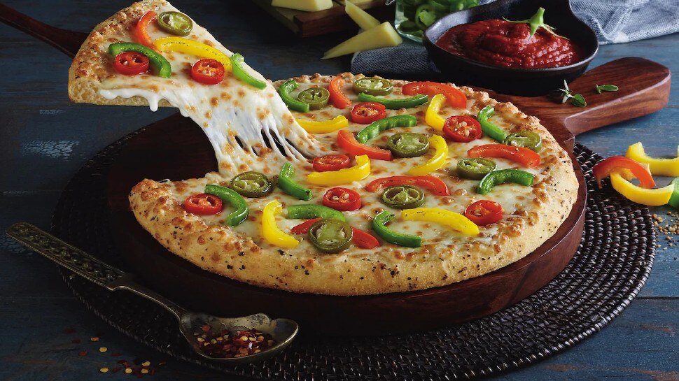 Corona Vaccine लगवा चुके हैं तो Pizza पर मिलेगा भारी डिस्काउंट, रेस्टोरेंट का आधा बिल होगा माफ!