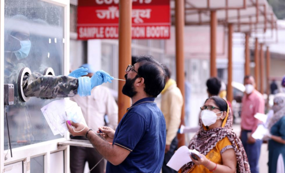 यूपी ने Vaccination और टेस्टिंग में बनाया रिकॉर्ड, Third Wave से निपटने की ये तैयारी