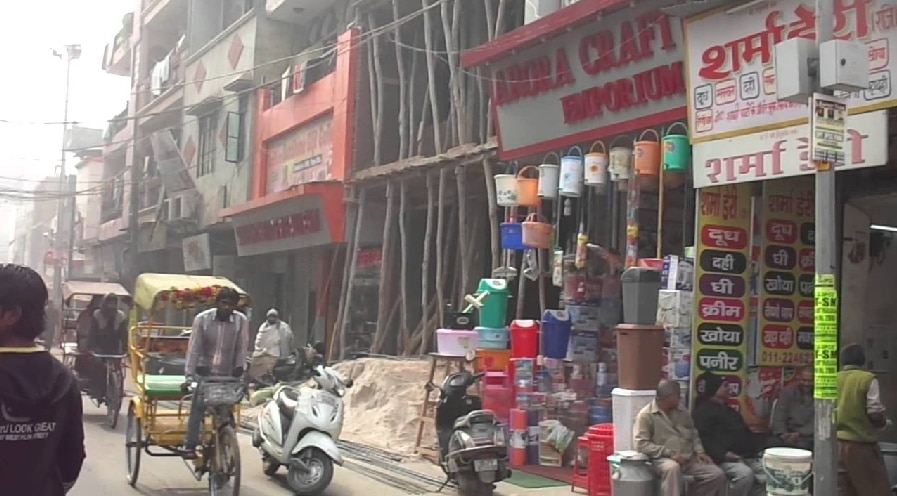 अनियंत्रित भीड़ और कोविड प्रोटोकॉल का उल्लंघन, दिल्ली के पांच बाजार किए गए बंद