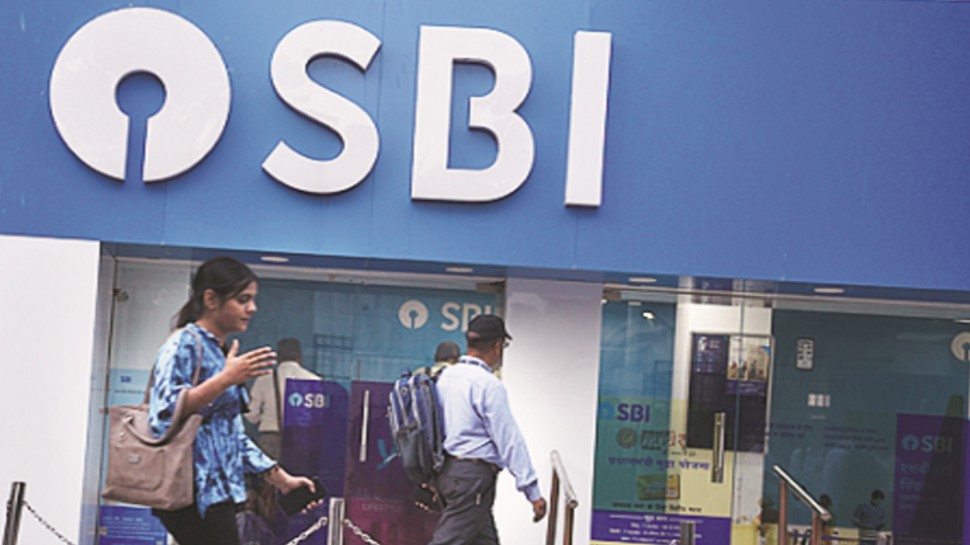 SBI खाताधारकों के लिए आज से सेवाएं महंगी! ATM से कैश निकालने, चेकबुक के लिए देने होंगे ज्यादा पैसे!