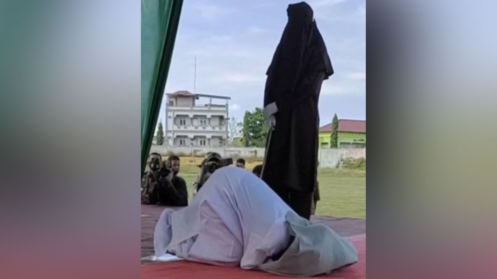100 कोड़ों की सजा के बाद युवती की मौत Members of the public reportedly witnessed the woman collapsing